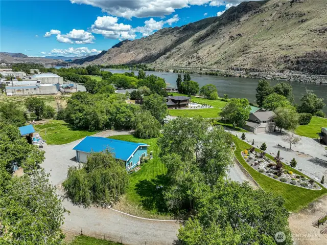 Columbia River views, circle drive, room for the RV's ideal for the recreation enthusiast