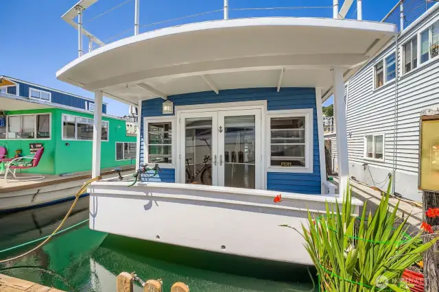 Beautiful... This houseboat has been lovingly cared for...