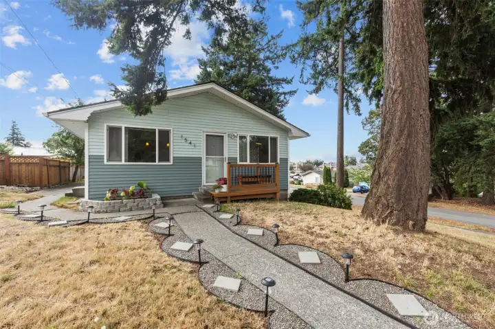 Welcome to this great Northeast Oak Harbor home!