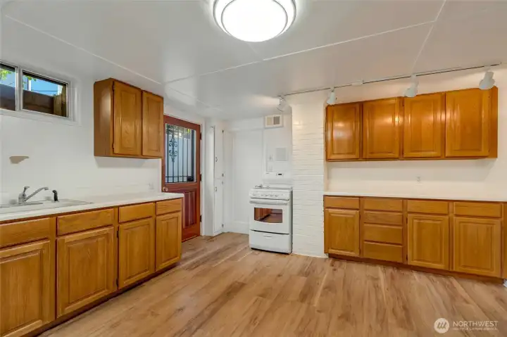 Whether used for multigenerational living, rental income, or guest quarters, this flexible space opens the door to endless possibilities.