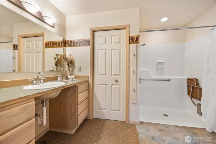 Bathroom off of en-suite bedroom