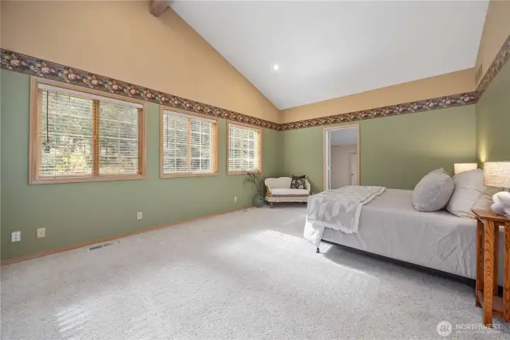 Upstairs primary en-suite with walk-in closet