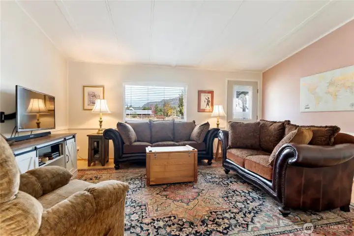 Large, comforatable living room.