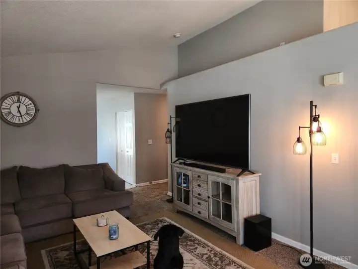 Another view of the livingroom showcasing the vaulted ceilings.
