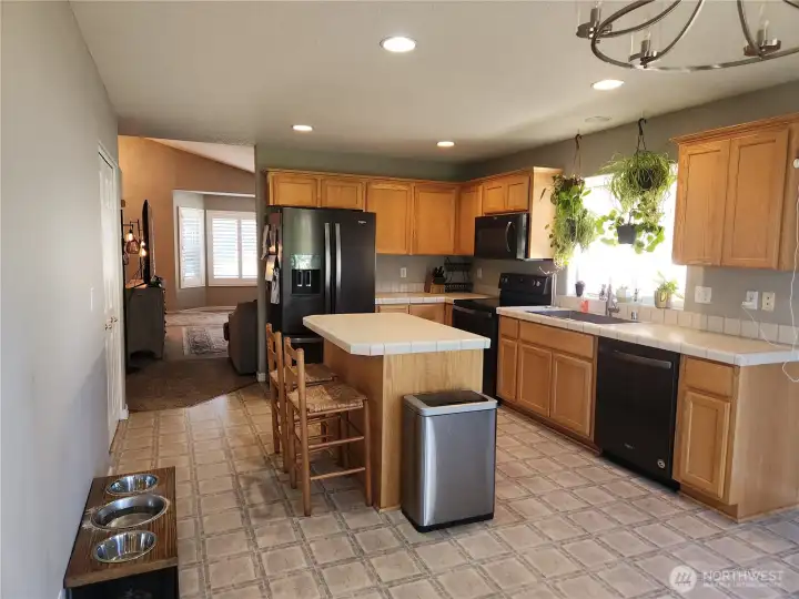 Coming from the livingroom you enter the kitchen with tiled island and eat-in space.