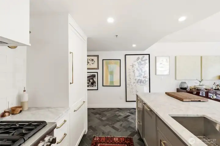 Beautiful modern kitchen with luxury finishes.