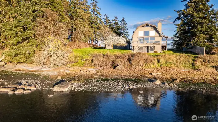 Spend your days boating, birding, and beach combing from this low bank waterfront home on Lopez Island's Shoal Bay