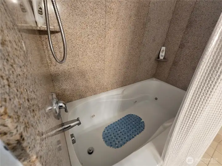 Jetted tub in primary bathroom