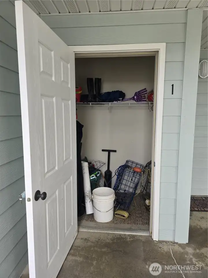 Storage unit for your beach toys