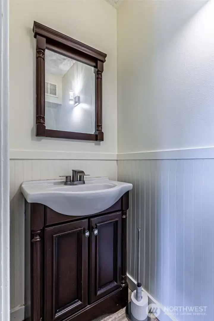 Bonus room/4th bedroom 1/2 bathroom