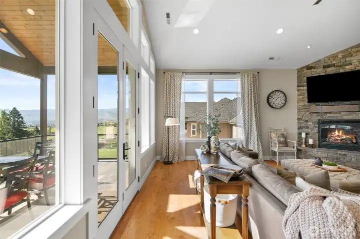 Open concept layout w/vaulted ceilings