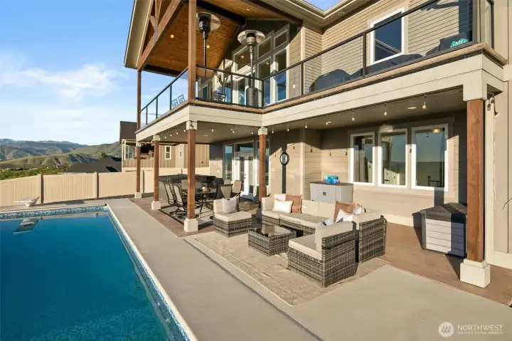 2 entertaining areas (upper and lower deck/patio)