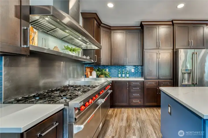Commercial grade Vulcan 6 burner range with attached griddle, double ovens and extra large stainless steele hood.  Sure to please the chef in the family.