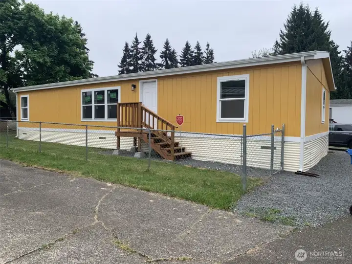 Beautiful 3-bedroom, 2-bath home in an all-ages park.  Located close to schools, parks and amenities!
