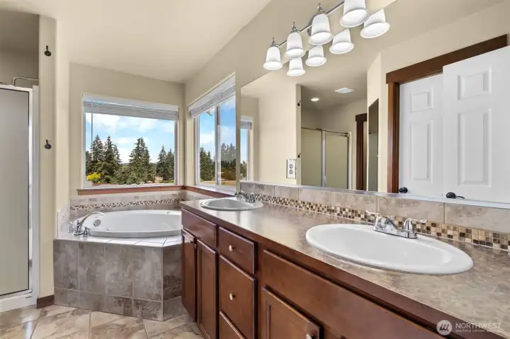 Five piece primary sweet bath has everything you can imagine