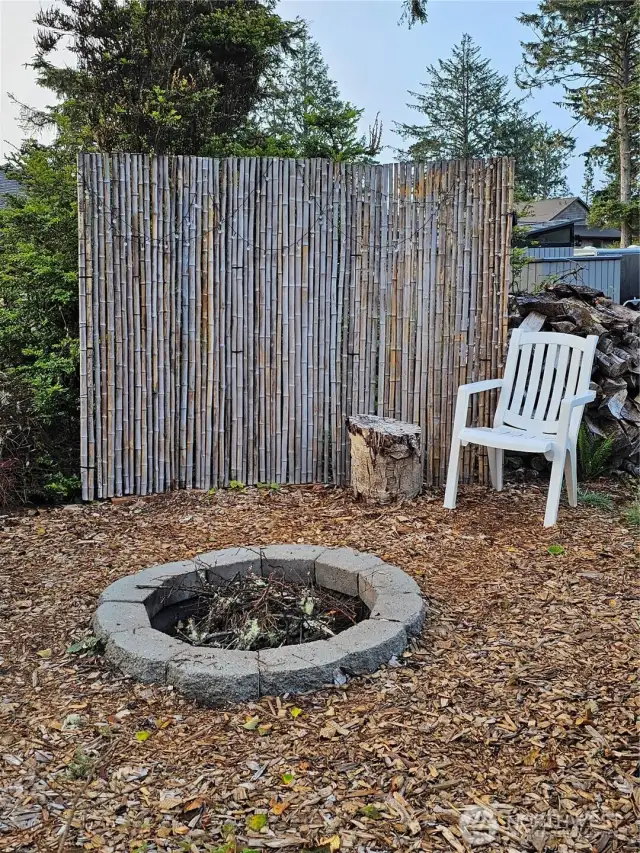 Firepit w/privacy screen....