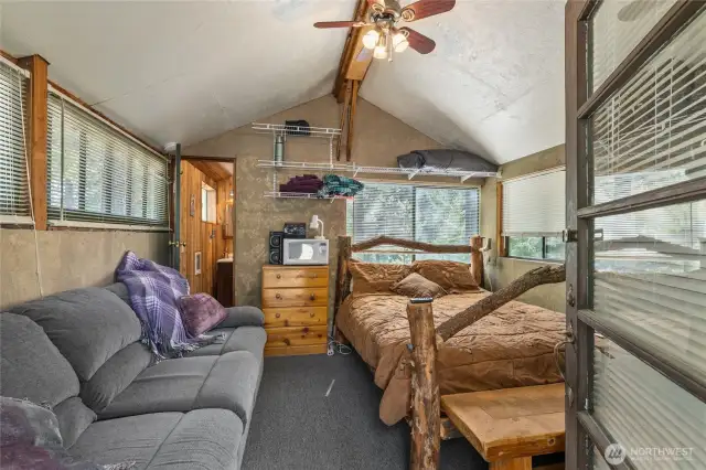 Studio Cabin with bedroom, electric fireplace, 3/4 bath & microwave!