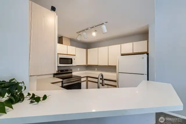 Look at those beautiful countertops!