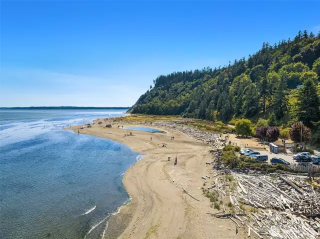 Short stroll to Double Bluff Beach and dog park