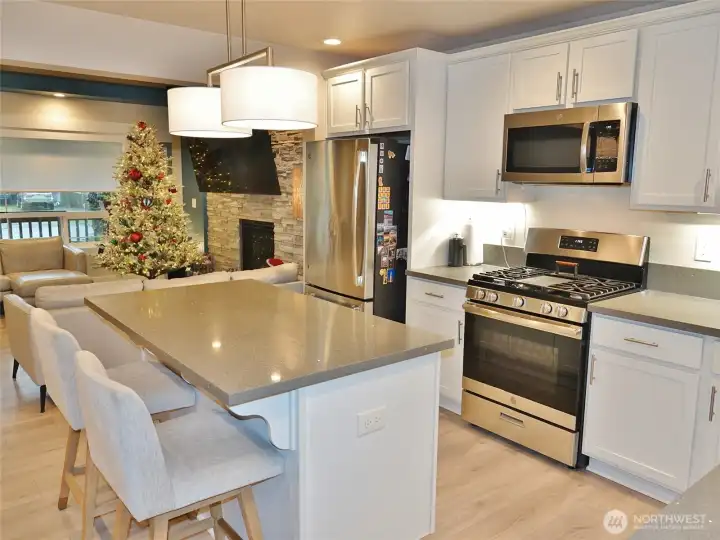 Enjoy cooking in this kitchen with lots of counter and cabinet space.