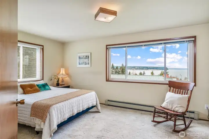 Master bedroom ensuite complete with walk-in closet