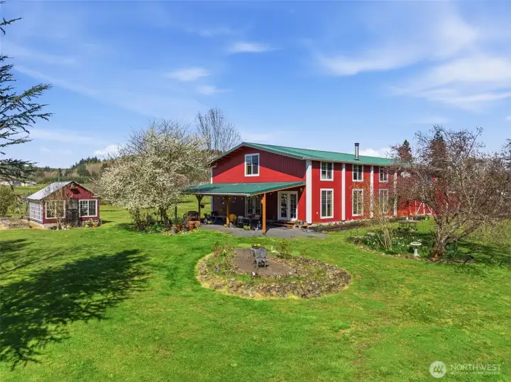 Beautiful end-of-the-road, creekside setting.