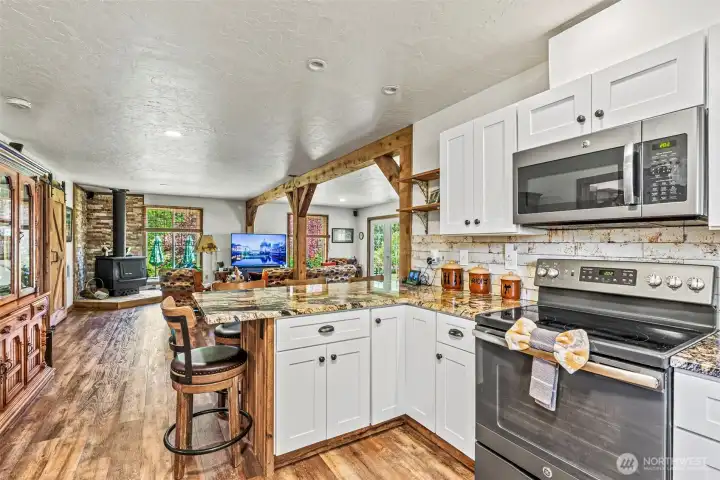 Eating peninsula, efficient and eye-pleasing...