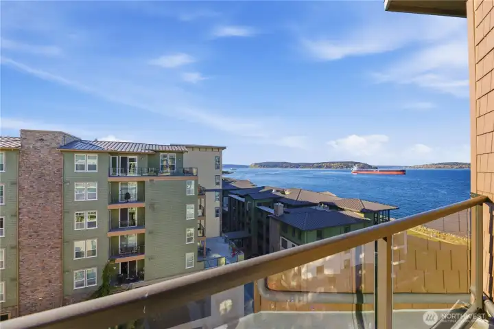 Sophisticated, sunlit and beautifully positioned above the waterfront, this penthouse residence offers and exceptional take on one-bedroom living.