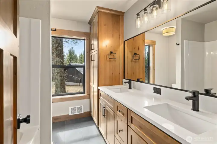 Full bathroom #2