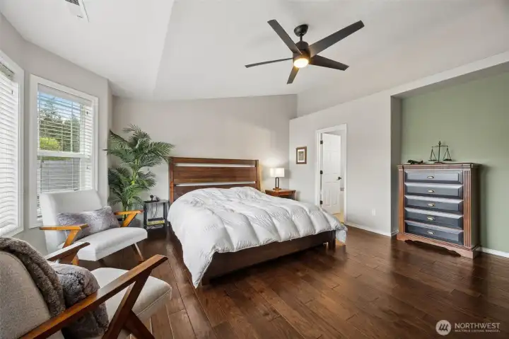 Ceiling fan and nook/cut out accent on wall for furniture.