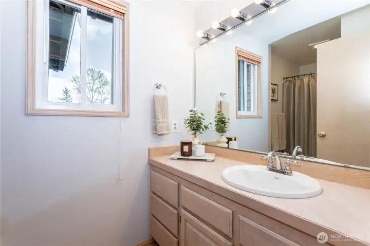 Main bathroom serving additional bedrooms on 2nd floor