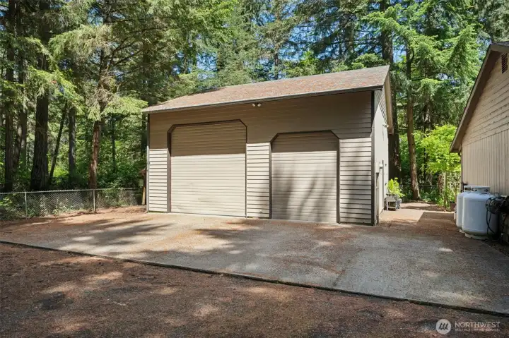 960 sf 2-bay Detached Shop with office/loft
