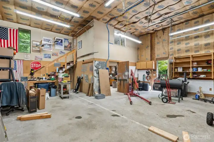 960 sf 2-bay Detached Shop with office/loft