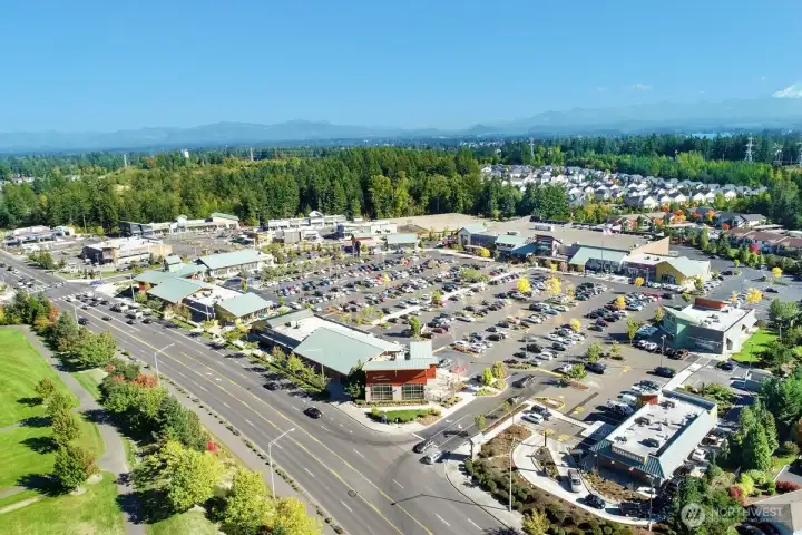 Walking distance to Lakeland Town Center, restaurants, parks & more