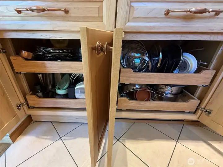 Pullout trays are height adjustable. Pullout trays are height adjustable.