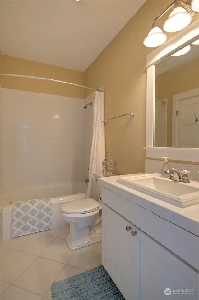 The 2nd guest suite bathroom.