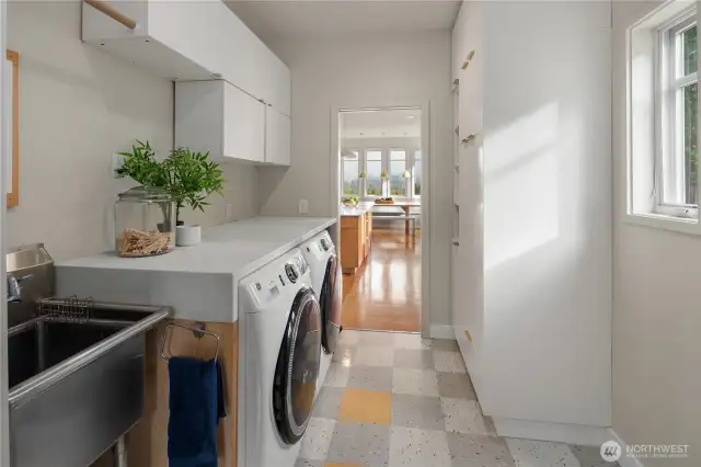 Beautiful Laundryroom with heated floors.