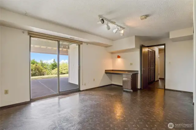 This is an additional room that could be used as an office, hobby room, workout space, and also has a closet.