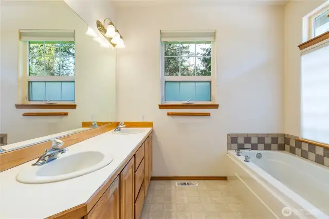Full bathroom in primary suite