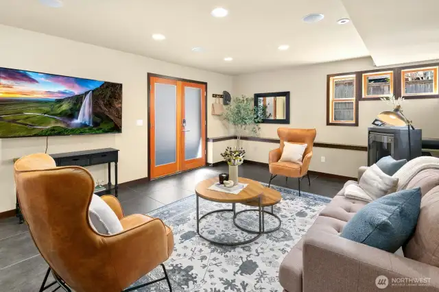 Plenty of space for a large couch or pool table?