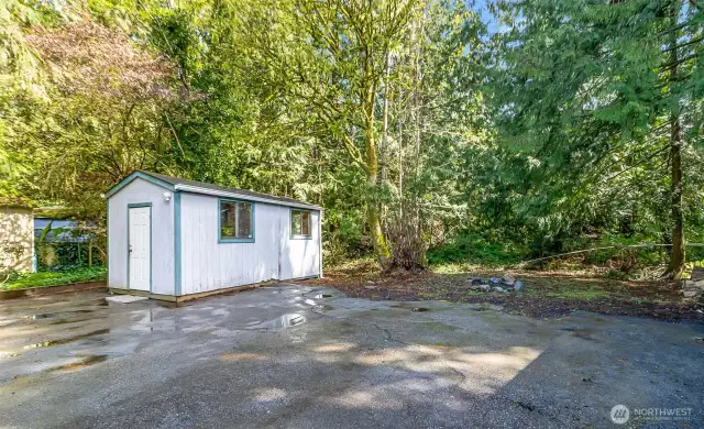 Great parking and shed with power