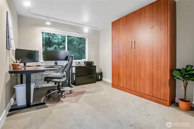 Guest Rm/Office w/pull down Murphy Bed!