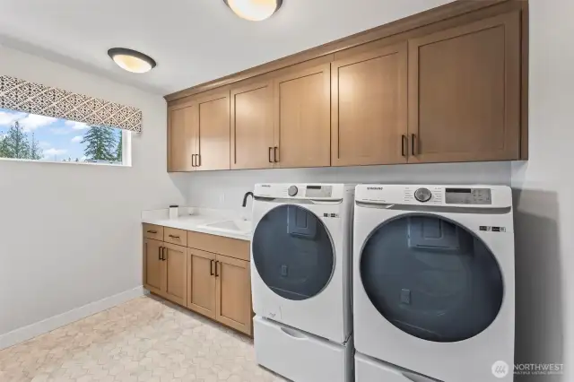 Pictures of model home and are for illustrational purposes only. Actual plans and specs will vary. Some features/finishes are upgrades.