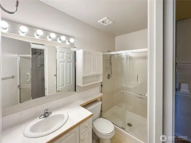 Primary En-suite Bath