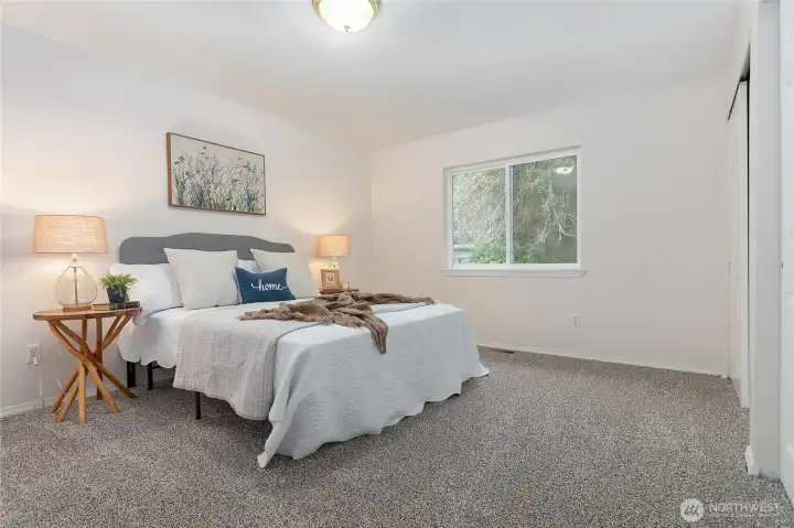 Owner's suite w/dual closets & 3/4 ensuite bath