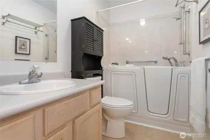Full guest bath with step-in jacuzzi tub