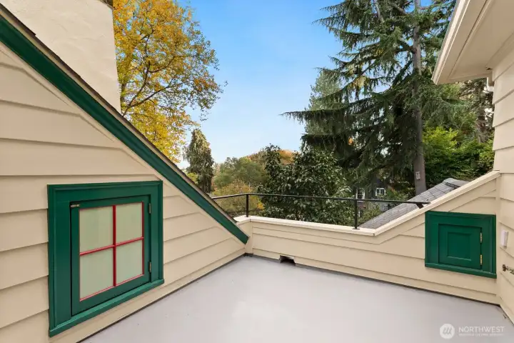 From the rooftop deck, you feel immersed in the trees.  Its a perfect size for morning coffee, yoga or catching up on your reading.  Imagine being up here on a gorgeous, warm, Northwest summer evening.