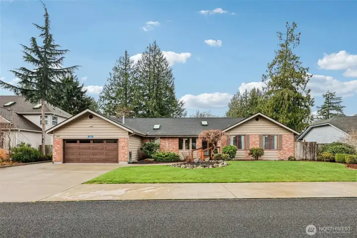 Welcome to 12465 Wedgewood Dr, in the sought-after Skagit Golf and Country Club.