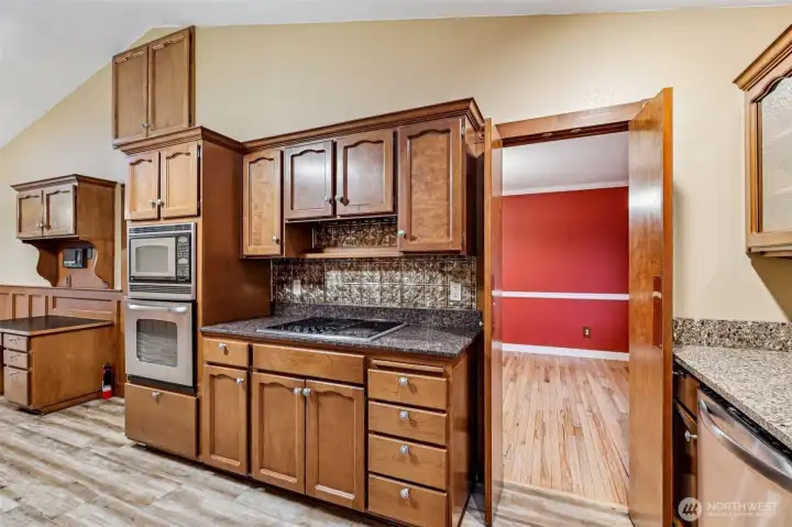 Spacious kitchen with vaulted ceilings, with access to the formal dining room. Granite counters and stainless steel appliances.