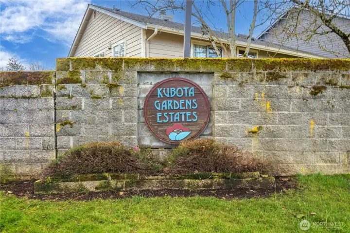 Unique community of 27 homes nearby the 20 acre Kubota Gardens